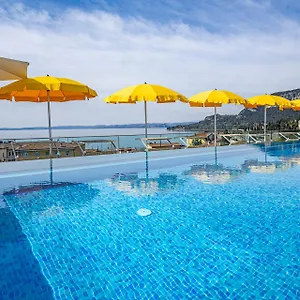 Hotel Sky Pool Sole